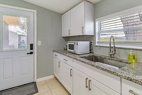 Mins to Beaches & HCA Hospital: Fort Pierce Home