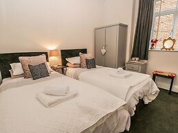 Esplanade Gardens, Apartment 1