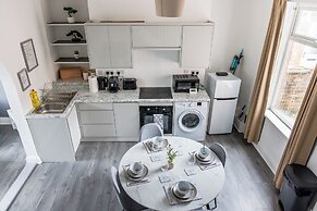 3 Bed House - Sleeps 5 - Parking - Wifi