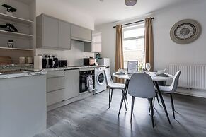 3 Bed House - Sleeps 5 - Parking - Wifi