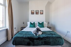 3 Bed House - Sleeps 5 - Parking - Wifi