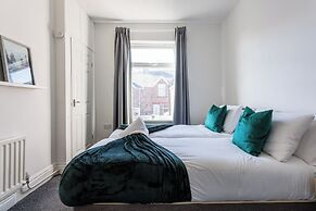 3 Bed House - Sleeps 5 - Parking - Wifi
