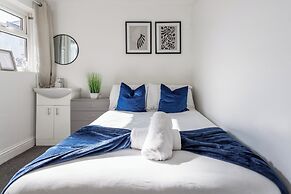 3 Bed House - Sleeps 5 - Parking - Wifi