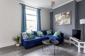 3 Bed House - Sleeps 5 - Parking - Wifi
