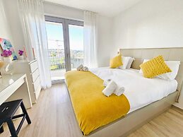 Central 2BR Flat w terrace&parking