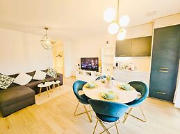 Central 2BR Flat w terrace&parking