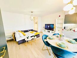 Central 2BR Flat w terrace&parking
