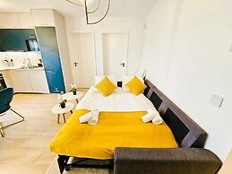 Central 2BR Flat w terrace&parking