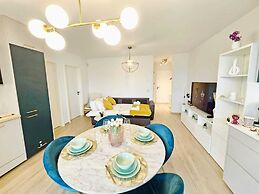 Central 2BR Flat w terrace&parking