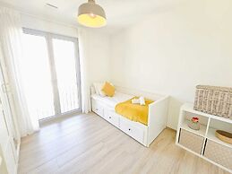 Central 2BR Flat w terrace&parking