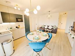 Central 2BR Flat w terrace&parking