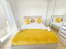 Central 2BR Flat w terrace&parking