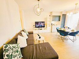 Central 2BR Flat w terrace&parking