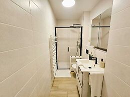 Central 2BR Flat w terrace&parking