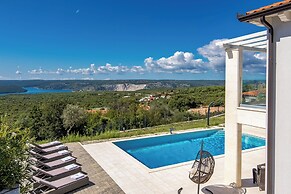 Villa Luka With 50 sqm Pool