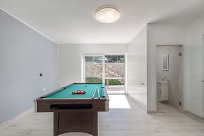 Villa Luka With 50 sqm Pool
