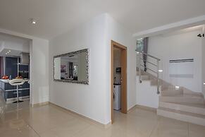 Villa Luka With 50 sqm Pool