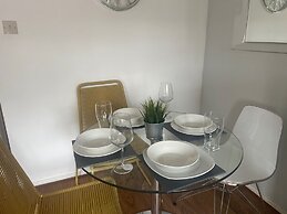 Apartment - Sleeps 4 & On-site Parking