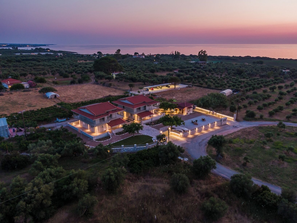 Terra Hélios Suites & Studios
