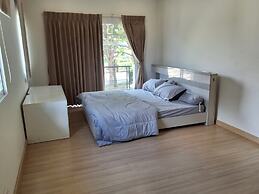Spacious Entire House With Shared Fitness Room and Shared Indoor Pool 