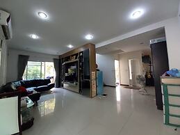 Spacious Entire House With Shared Fitness Room and Shared Indoor Pool 