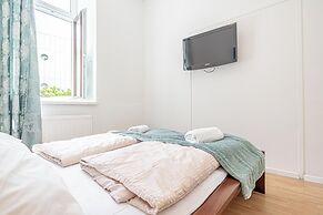 6BR Apt with Garden near Danube