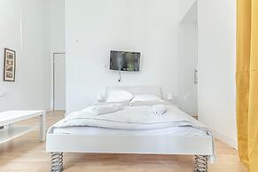 6BR Apt with Garden near Danube
