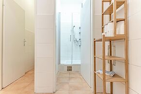 6BR Apt with Garden near Danube