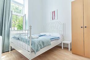 6BR Apt with Garden near Danube