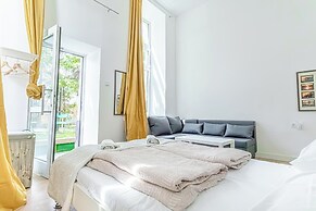 6BR Apt with Garden near Danube