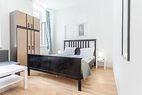 6BR Apt with Garden near Danube