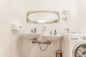 6BR Apt with Garden near Danube