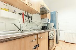 6BR Apt with Garden near Danube