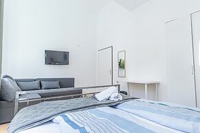 6BR Apt with Garden near Danube
