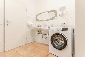 6BR Apt with Garden near Danube