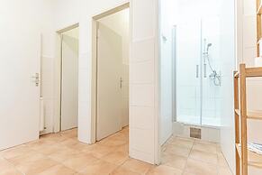 6BR Apt with Garden near Danube