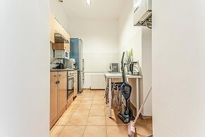 6BR Apt with Garden near Danube