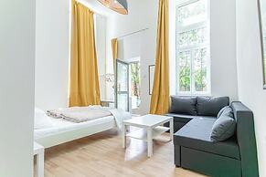 6BR Apt with Garden near Danube