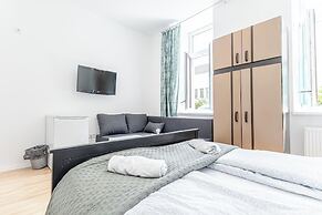 6BR Apt with Garden near Danube