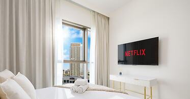 LUX  The Creekside Skyline View Suite