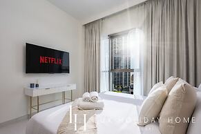 LUX  The Creekside Skyline View Suite