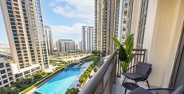 LUX  The Creekside Skyline View Suite