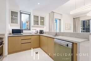 LUX  The Creekside Skyline View Suite