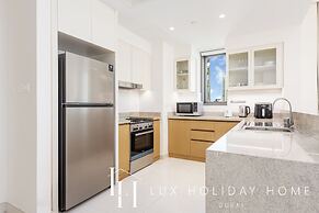 LUX  The Creekside Skyline View Suite