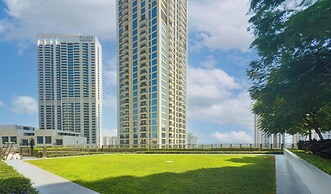 LUX  The Creekside Skyline View Suite