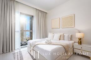 LUX  The Creekside Skyline View Suite
