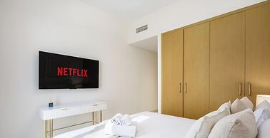 LUX  The Creekside Skyline View Suite