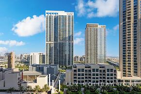 LUX  The Creekside Skyline View Suite