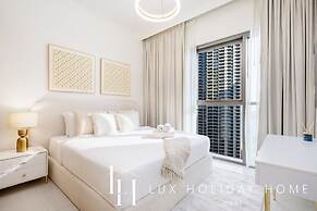 LUX  The Creekside Skyline View Suite