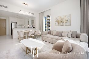 LUX  The Creekside Skyline View Suite